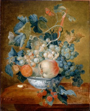 静物 Painting - フルーツを添えたデルフトボウル フランシーナ・マルガレータ・ファン・ホイスムの静物画